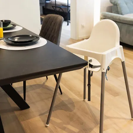 Apartment Moderne 2-zi-we Mit Balkon In Lage In *